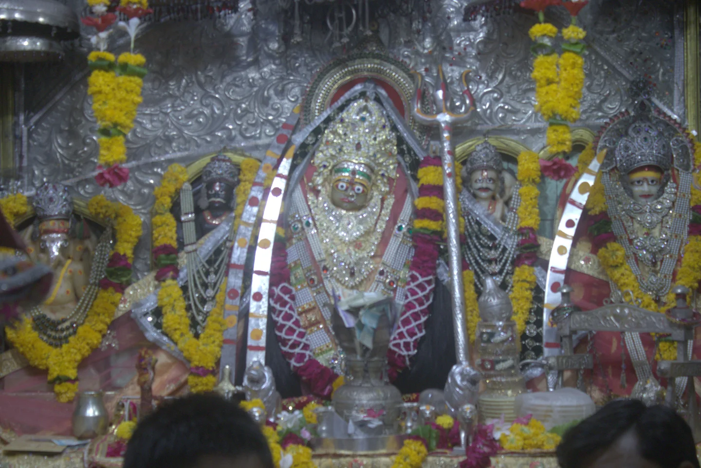 પરંપરાગત મંદિર સ્થાપત્યનું પ્રતીકાત્મક દૃશ્ય